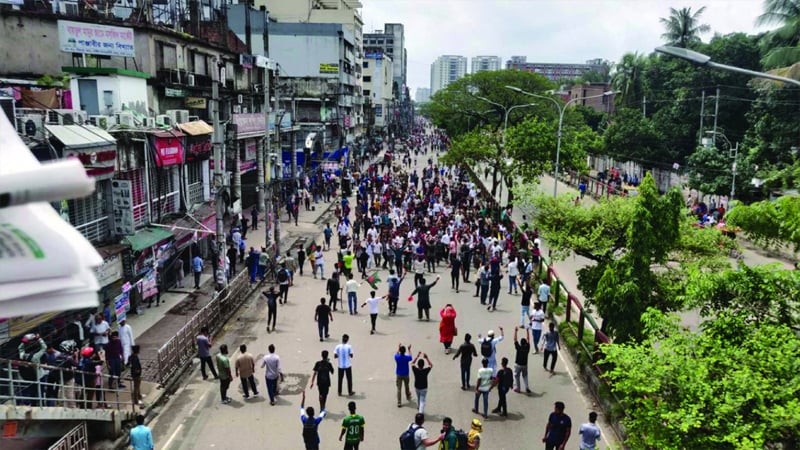 সায়েন্স ল্যাবে পুলিশের সঙ্গে বিক্ষোভকারীদের ধাওয়া পাল্টা ধাওয়া চলছে